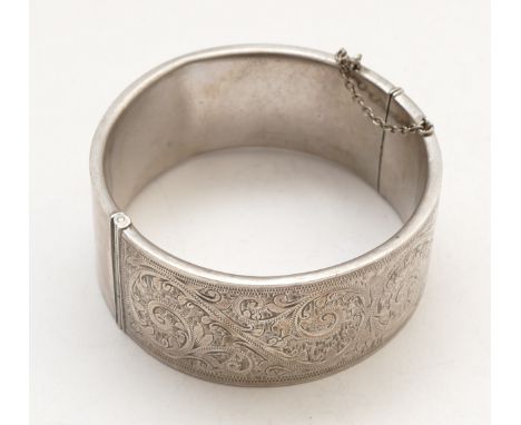 A sterling silver hinged bangle, 55 x 55mm, width 25mm, 41gm
