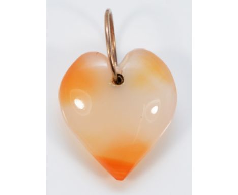 A 9ct gold vintage agate heart shaped pendant, 20mm across, 4.4g