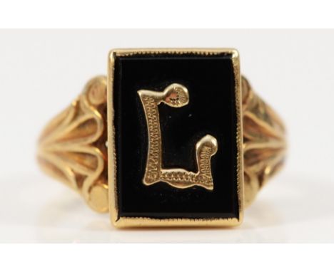 A 9ct gold vintage initial L black onyx signet ring with patterned shoulders, Birmingham 1966, K 1/2, 2.9g