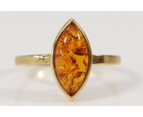 A 9ct gold amber marquise ring, 15mm ring front, R, 2gUK import 9ct gold marks, good condition, no issues