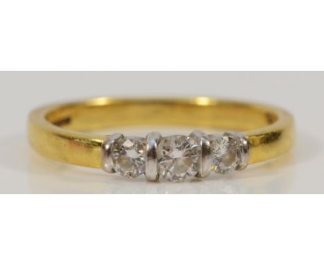 An 18ct gold brilliant cut diamond three stone ring, O, 3.1g