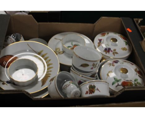A TRAY OF ASSORTED ROYAL WORCESTER TEA &amp; DINNERWARE TO INCLUDE 'WILD HARVEST' ETC.