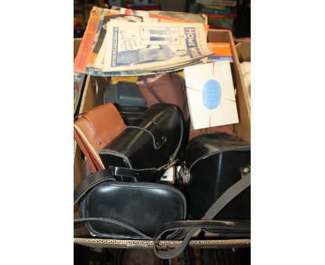 A TRAY OF ASSORTED CAMERAS AND ACCESSORIES TO INCLUDE KODAK INSTAMATIC, KODAK BROWNIE CRESTA, POLOROID SWINGER ETC.