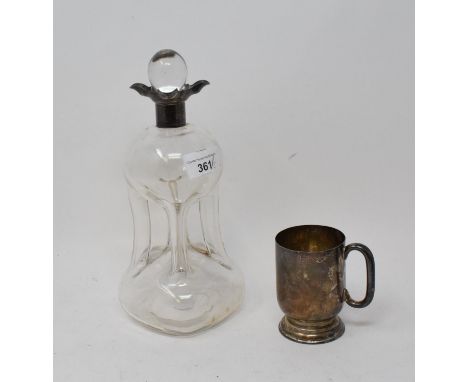 A silver christening mug, Birmingham 1903, approx. 3.5 ozt, cased, and a glass decanter and stopper, with silver mounts (2) 