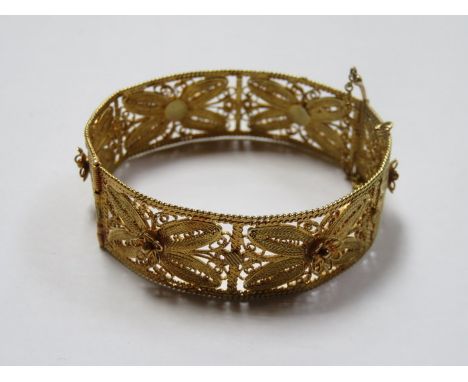 DECORATIVE PIERCE UNHALLMARKED YELLOW METAL FILIGREE SNAP BANGLE