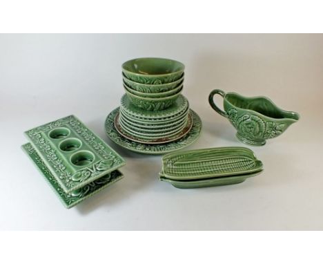 A quantity of Pinheiro Portuguese green corn pattern table ware items including: one dinner plate, six side plates, two sauce