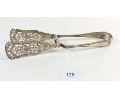 A pair of silver cake servers with pierced decoration, London 1899, 162g by William Hutton and Sons