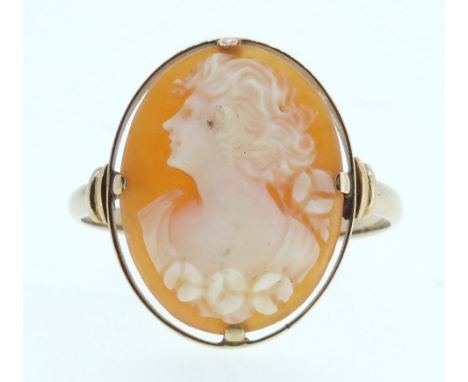 An 18 ct gold cameo ring, size J/K