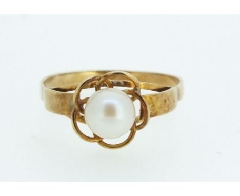 A 14 carat gold pearl ring, size N