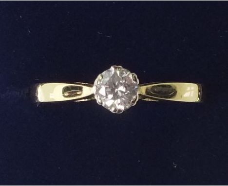 An 18 ct gold solitaire diamond ring - size N 1/2.