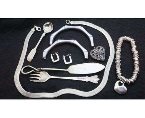 Mixed white metal items including jewellery.  P&amp;P Group 1 (£14+VAT for the first lot and £1+VAT for subsequent lots) 