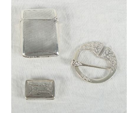 A Georgian silver vinaigrette, a silver vesta case with engine turned decoration and a Scottish silver sash pin