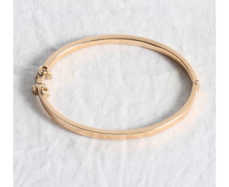 An Edwardian 15ct gold hinged bangle, 7.5g