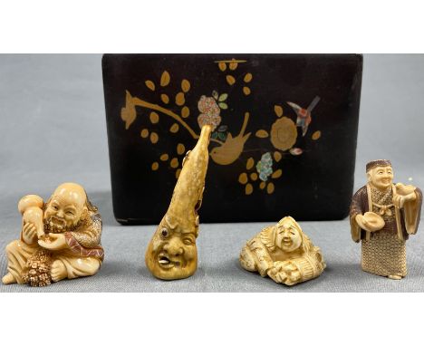 4 Netsuke. Wohl Japan antik. Je Marke, signiert?Der längliche Kopf mit beweglicher Zunge. In einer Schatulle mit Lackmalerei.