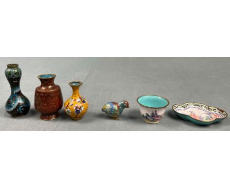 6 kleine Kabinettstücke. Auch Cloisonné. Wohl Japan alt.Bis 10 cm hoch. 4 mal mit Cloisonné auch Drachen mit 3 Klauen. 2 Mal 