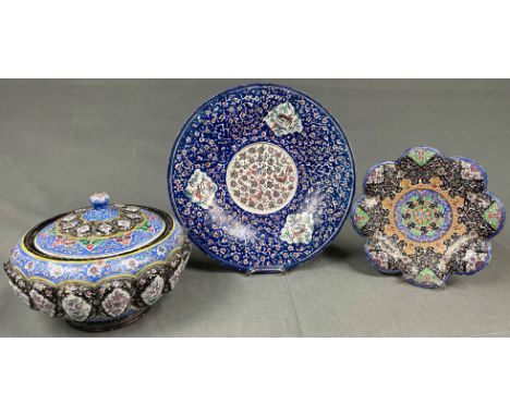 Deckelgefäß und 2 Fußplatten. Wohl China antik.Bis 27 cm. Wohl Emaillemalerei auf Metall im Moghul - Isfahan - Stil. Wohl für