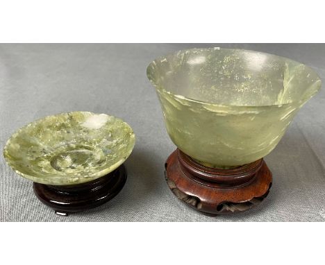 2 Jade? Schalen. Koppchen. Wohl Japan antik.Bis 6 cm hoch. Feine Arbeiten mit schöner Oberfläche.2 jade? Bowls. Probably Japa