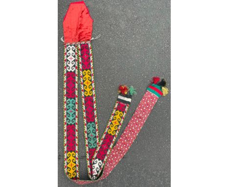 Lakai Band. Stickerei. Schärpe? Zentralasien.201 cm lang. Groß - Point Stickerei wohl Seide. Lakai sind ein Stamm der Turkvöl