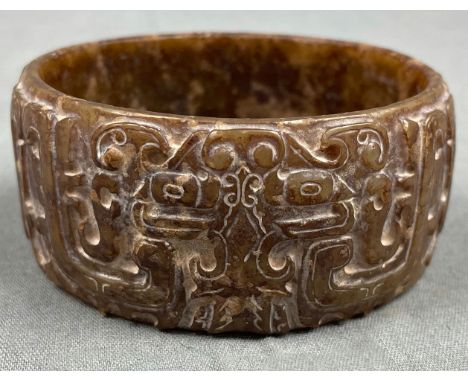 Armreif. Wohl China antik im Stil der Streitenden Reiche.8,5 cm Durchmesser. Wohl braune Jade.Bangle. Probably China antique,