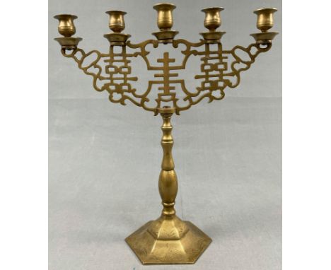 Kerzenständer 5 - Flammen. Wohl China, Japan alt.40 cm hoch. 37 cm breit. Wohl Messing. Zustand siehe Fotos.Candlestick 5 - f