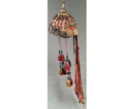 Haube mit Schärpe. Kopfschmuck. Wohl Zentralasien antik.Usbekistan, Tadschikistan, Turkmenistan? Textil teilweise bestickt un