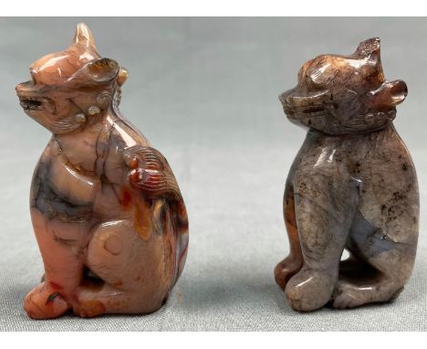 Ein Paar wohl  Wächter - Löwen (Fo-Hunde) China antik.Bis 8 cm hoch. Vielleicht Jade oder Achat.A pair of probably guards - l