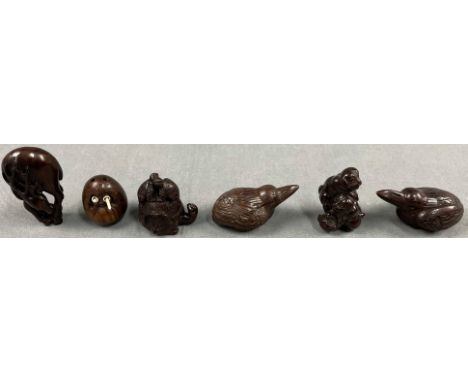 6 Netsuke, Figuren. Hartholz geschnitzt. Teils signiert?Ein teil mit beweglichen Augen. Wohl Japan antik. Maße siehe Fotos.6 