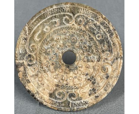 Eine Scheibe aus Stein. Wohl Jade, China, Bi Disc, antik.11 cm Durchmesser, 6 mm Dick.A disk made of stone. Probably Jade, Ch