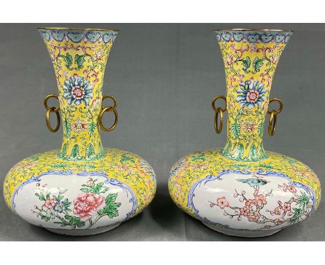 2 Vasen. Wohl China antik. Wohl Cloisonne, Emaillemalerei.20 cm hoch. Durchmesser 16 cm. Imperiales Gelb mit Weiß.2 vases. Pr