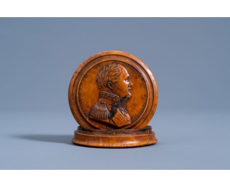 Full title: A burl wood and horn snuff box with a relief portrait of the Russian Emperor Alexander I, 19th C.Description: Dia