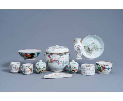 Full title: A varied collection of Chinese famille rose and qianjiang cai porcelain, 19th/20th C.Description: H 18 - 1,8 cm (