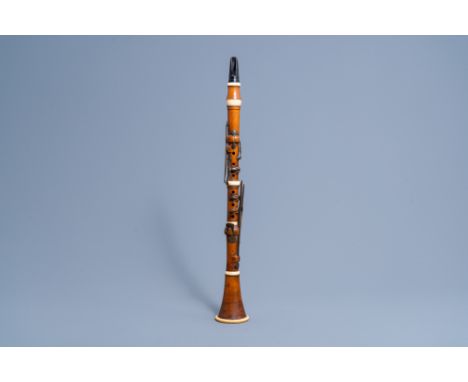 Full title: An English Richard Bilton clarinet with brass mounts, 19th C.Description: L 59,5 cmAll parts of the clarinet mark