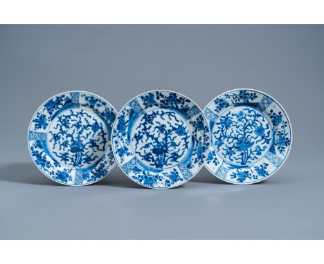 Full title: Three Chinese blue and white plates with floral design, KangxiDescription: Dia.: 22 cmCondition:The absence of a 