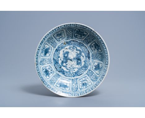 Full title: A Chinese blue and white Swatow 'dragons chasing the pearl' charger, MingDescription: H 9,7 cm - Dia.: 38,7 cmCon