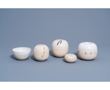 Full title: Frits Vandenbussche (1942): Four partly glazed stoneware boxes and covers and a bowl, 20th C.Description: H 12 - 