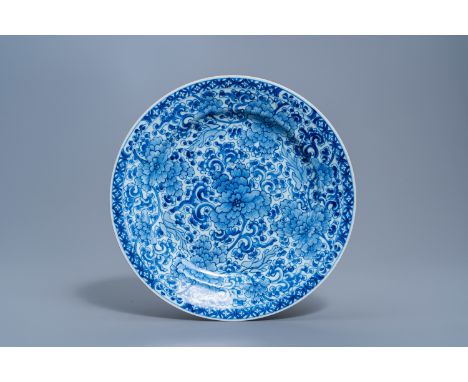 Full title: A Chinese blue and white charger with floral design, Kangxi/YongzhengDescription: Dia.: 38,5 cmCondition:The abse
