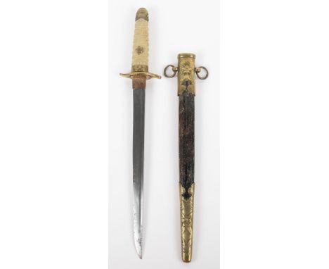 WW2 Japanese Naval Officers Dirk, with brass mounted hilt, shallow “S” shaped cross guard, floral pommel top, fish skin grip 