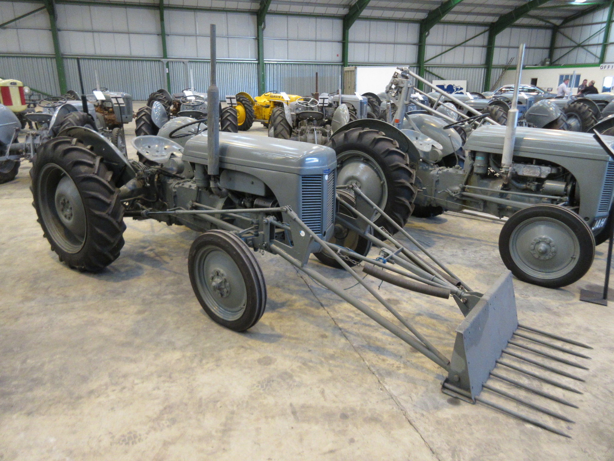 Résultat de recherche d'images pour "massey ferguson 711 potato harvester"