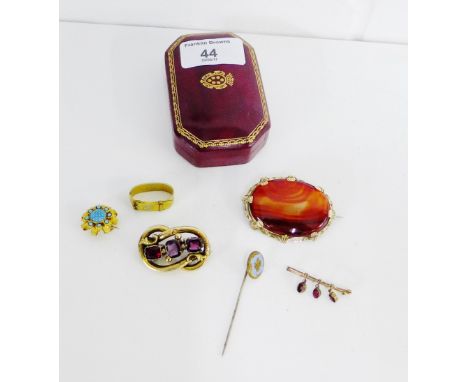 Vintage jewellery to include a cornellian brooch, three stone amethyst brooch, garnet bar brooch, turquoise rosette brooch, g