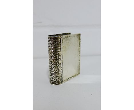 A white metal snuff box in the form of a book, 4 x 3 cm 
