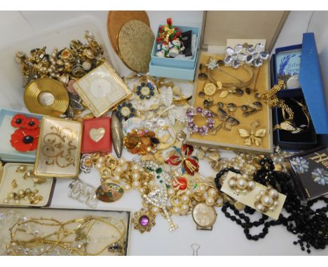 A suite of Damascene jewellery, snowman earrings, vintage brooches and earrings, a Mother of pearl compact and other item Con