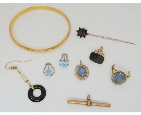 A 9ct gem set pendant, a part ring, a 9ct t bar, a pair of white metal mounted clip on earrings, a yellow metal bangle, a 9ct