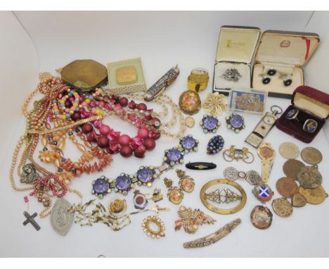 A collection of vintage costume jewellery to include a yellow metal and pearl onyx mourning brooch, Masonic cufflinks etc. Co