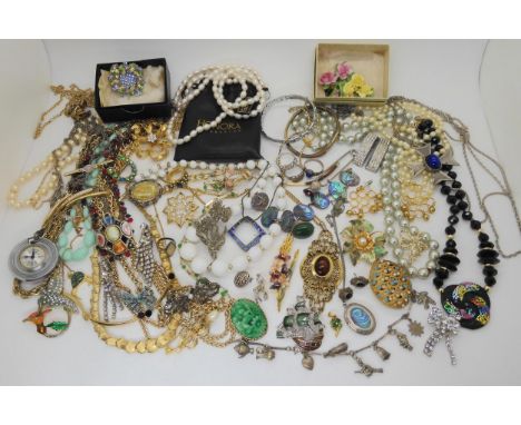 Vintage costume jewellery, to include diamante brooches, Honora pearls, a white metal charm bracelet with some silver charms 