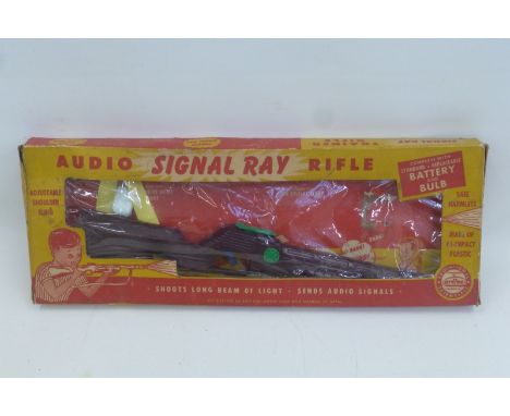 A boxed Audio Signal Ray Rifle, an educational scientific item commended by Arliss Company. 