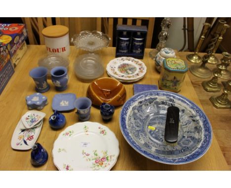 A glass table lamp; four Royal Doulton Brambly Hedge plates; a blue and white old willow pattern bowl; items of Wedgwood jasp