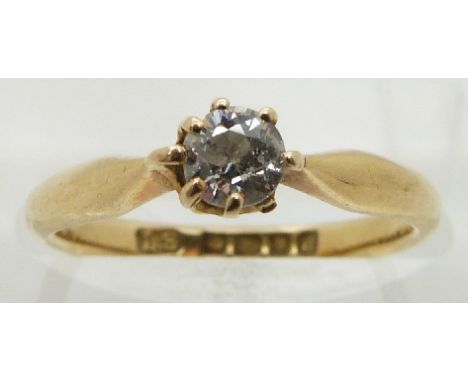 An 18ct gold ring set with a round cut diamond of approximately 0.25ct (size K/L)