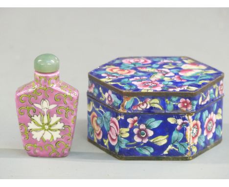Chinese enamel hexagonal box and a ceramic snuff bottle with character marks to base, tallest 6cm&nbsp;