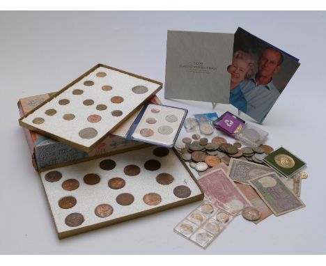 An amateur collection of UK coinage to include modern crowns, first decimal 1937 silver commemorative coin George VI and Quee