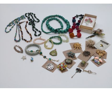 A collection of costume jewellery including agate bangle, agate bracelet, vintage brooches including Sarah Coventry etc&nbsp;